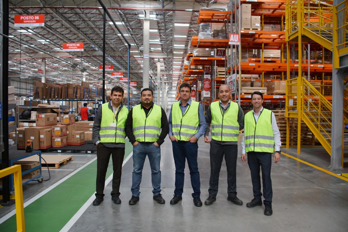 O gerente geral de Logística de Pós-Vendas à América da Renault, Roberto Carlos Romero; o gerente da Agência do Trabalhador, Marcelo Farias Pinheiro; o prefeito de Quatro Barras, Angelo Andreatta (Lara); o gerente de Logística, Sérgio Ricardo Bomfim; e o coordenador de Relações Institucionais, Carlos Alberto de Paula